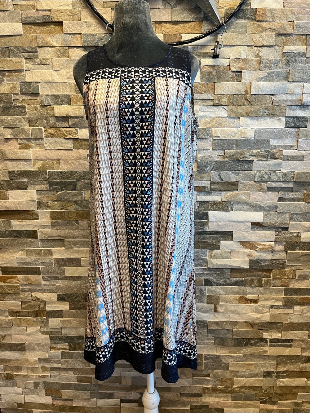 Zozo Sleeveless Geometric Print Shift Dress - Black & Cream